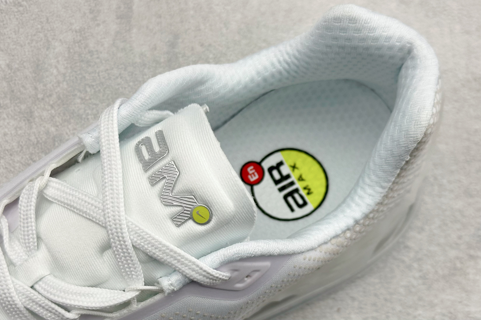 Nike Air Phoenix 复古子弹气垫运动跑步鞋 FZ5307-102 Nike Air Phoenix 复古子弹气垫运动跑步鞋 FZ5307-102