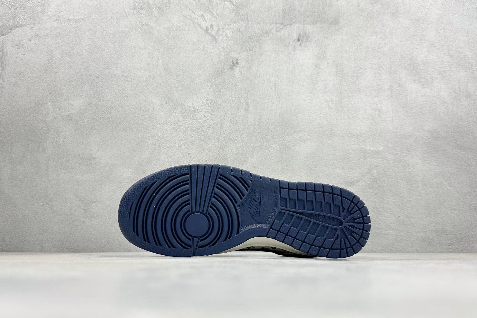 Nike SB Dunk Low“ LV联名—米白蓝红” 周年高端定制 低帮休闲板鞋 DN3168-020 Nike SB Dunk Low“ LV联名—米白蓝红” 周年高端定制 低帮休闲板鞋 DN3168-020