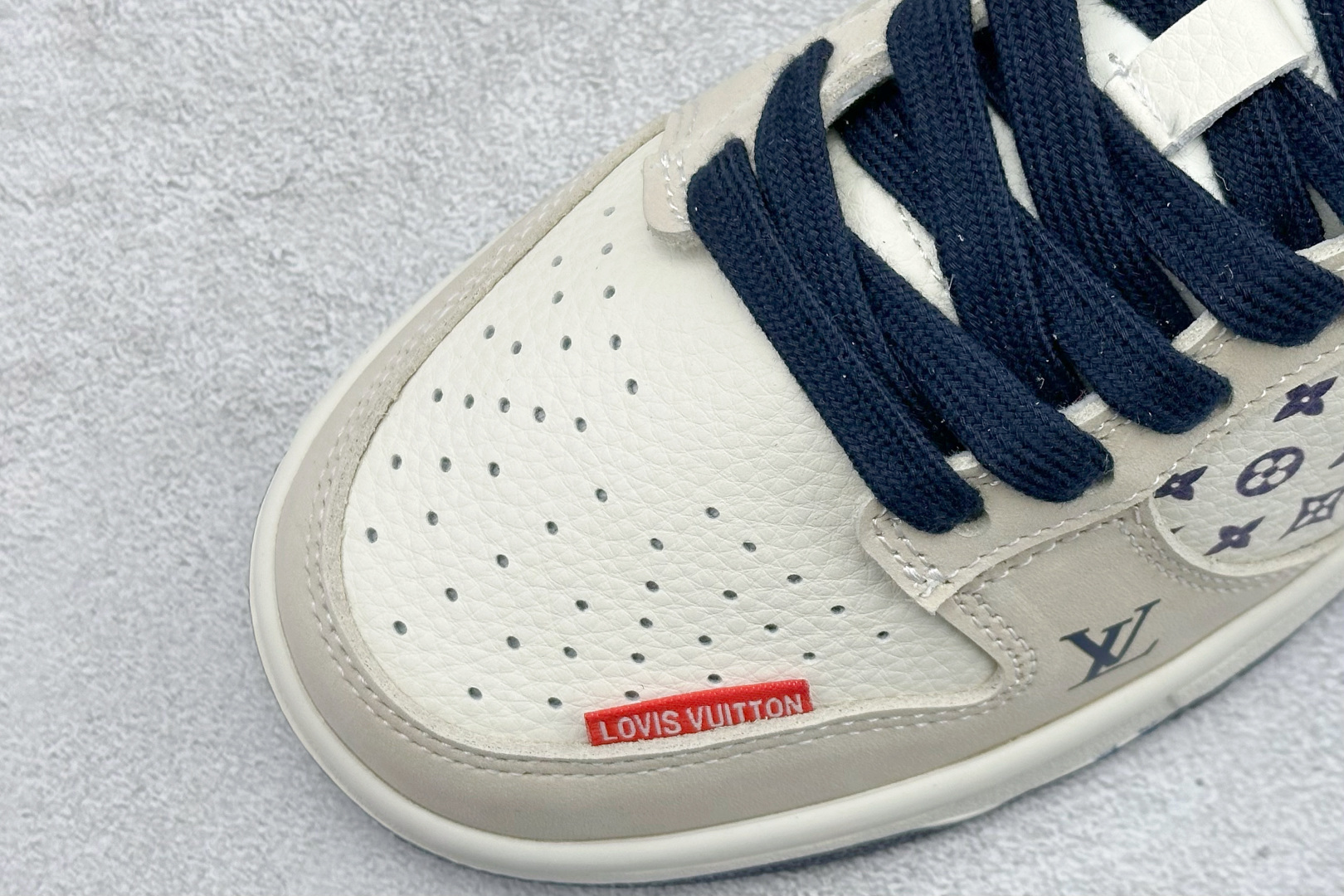 Nike SB Dunk Low“ LV联名—米白蓝红” 周年高端定制 低帮休闲板鞋 DN3168-020 Nike SB Dunk Low“ LV联名—米白蓝红” 周年高端定制 低帮休闲板鞋 DN3168-020