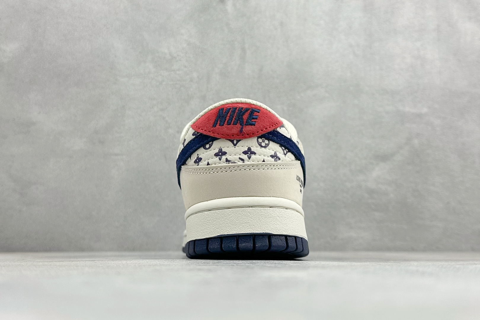 Nike SB Dunk Low“ LV联名—米白蓝红” 周年高端定制 低帮休闲板鞋 DN3168-020 Nike SB Dunk Low“ LV联名—米白蓝红” 周年高端定制 低帮休闲板鞋 DN3168-020