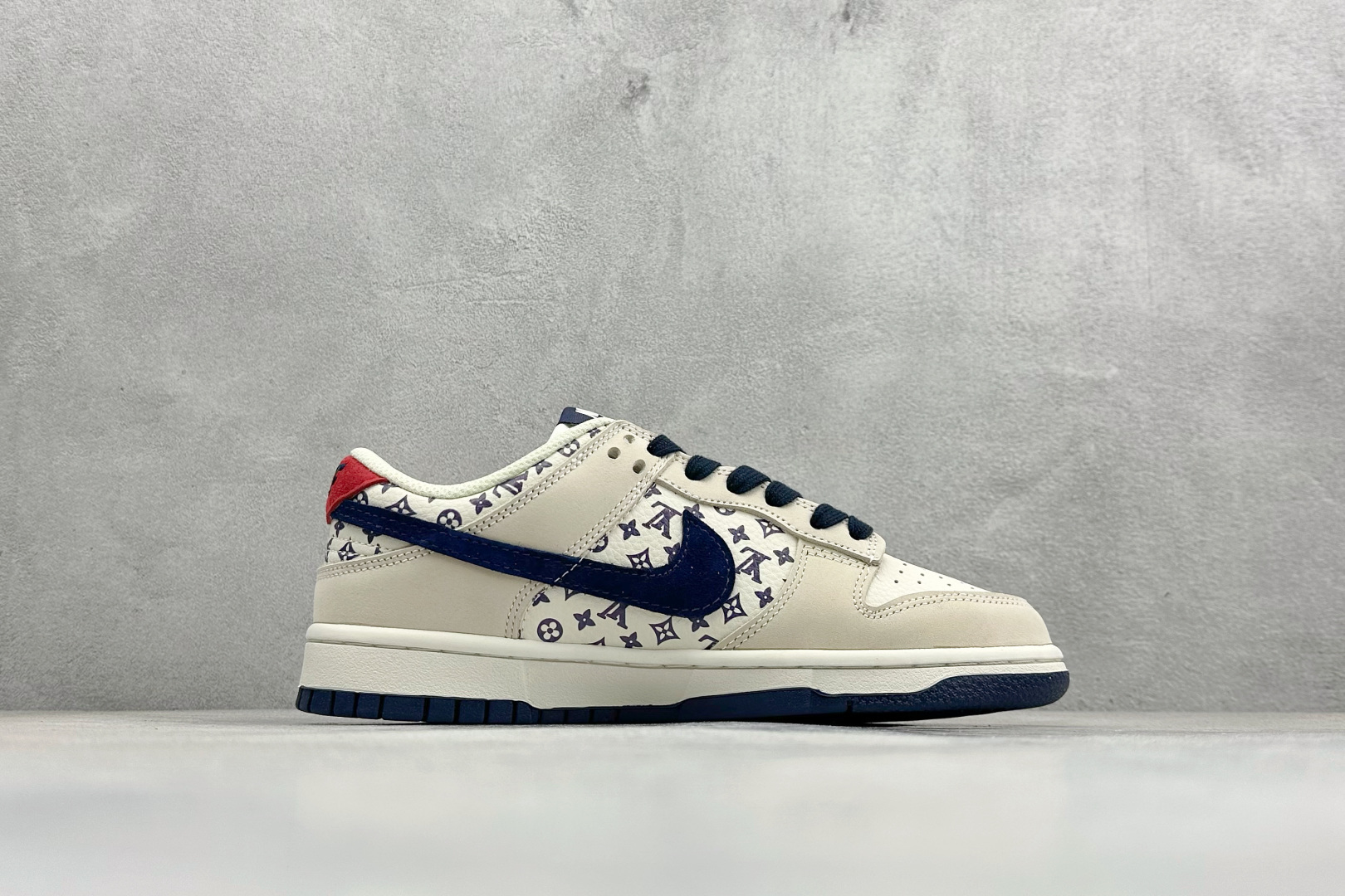 Nike SB Dunk Low“ LV联名—米白蓝红” 周年高端定制 低帮休闲板鞋 DN3168-020 Nike SB Dunk Low“ LV联名—米白蓝红” 周年高端定制 低帮休闲板鞋 DN3168-020