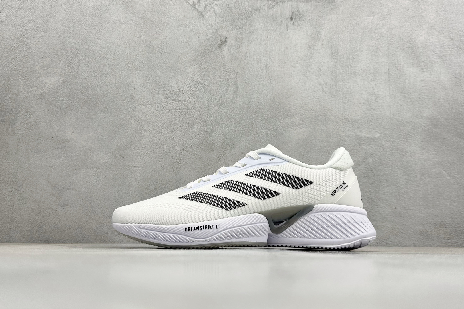 Adidas SUPERNOVA ETERNO 系列低帮轻量透气休闲运动慢跑鞋 IH0439
