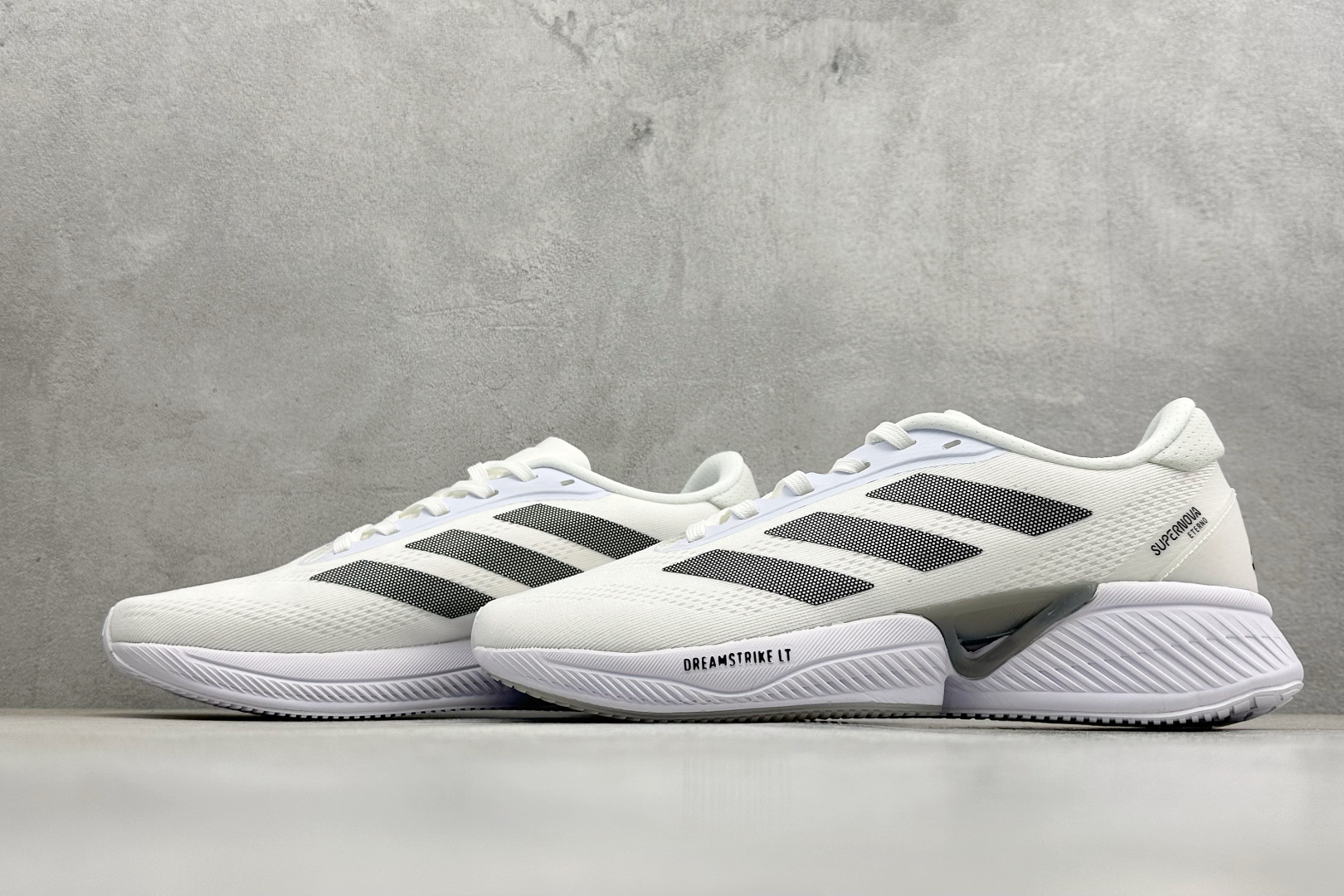 Adidas SUPERNOVA ETERNO 系列低帮轻量透气休闲运动慢跑鞋 IH0439