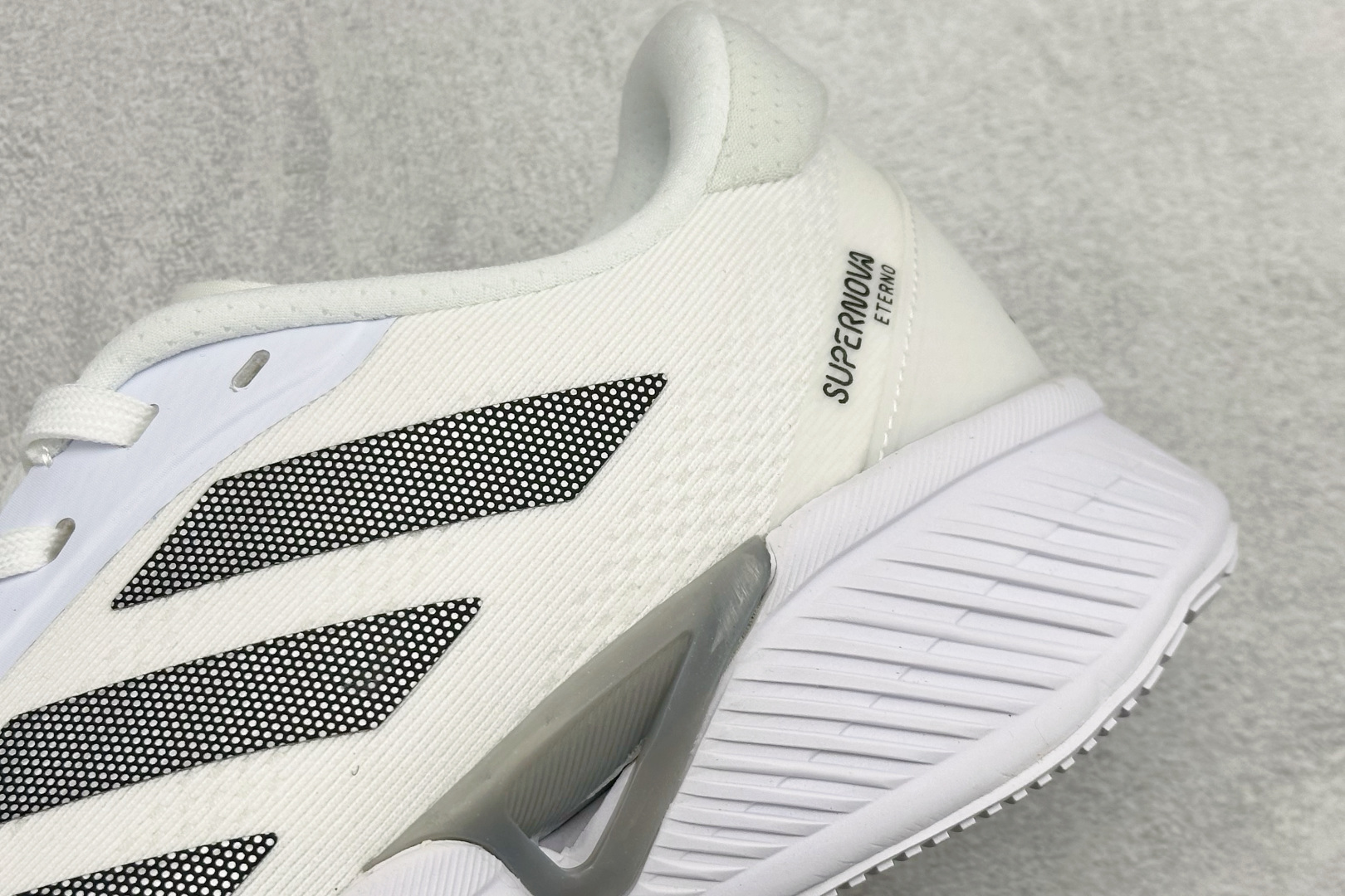 Adidas SUPERNOVA ETERNO 系列低帮轻量透气休闲运动慢跑鞋 IH0439