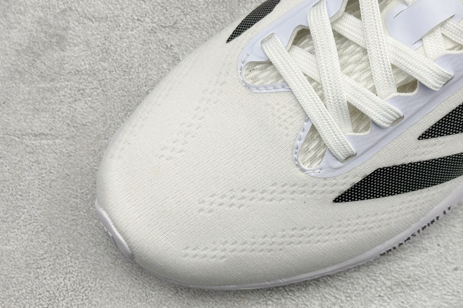Adidas SUPERNOVA ETERNO 系列低帮轻量透气休闲运动慢跑鞋 IH0439