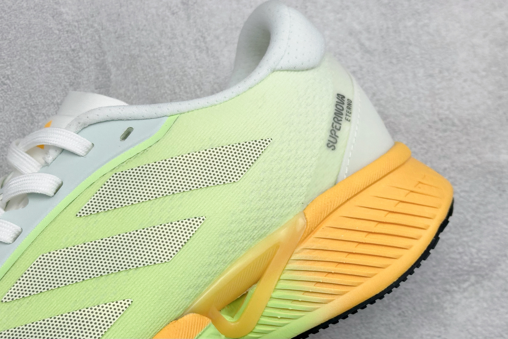 Adidas SUPERNOVA ETERNO 系列低帮轻量透气休闲运动慢跑鞋 IH0435