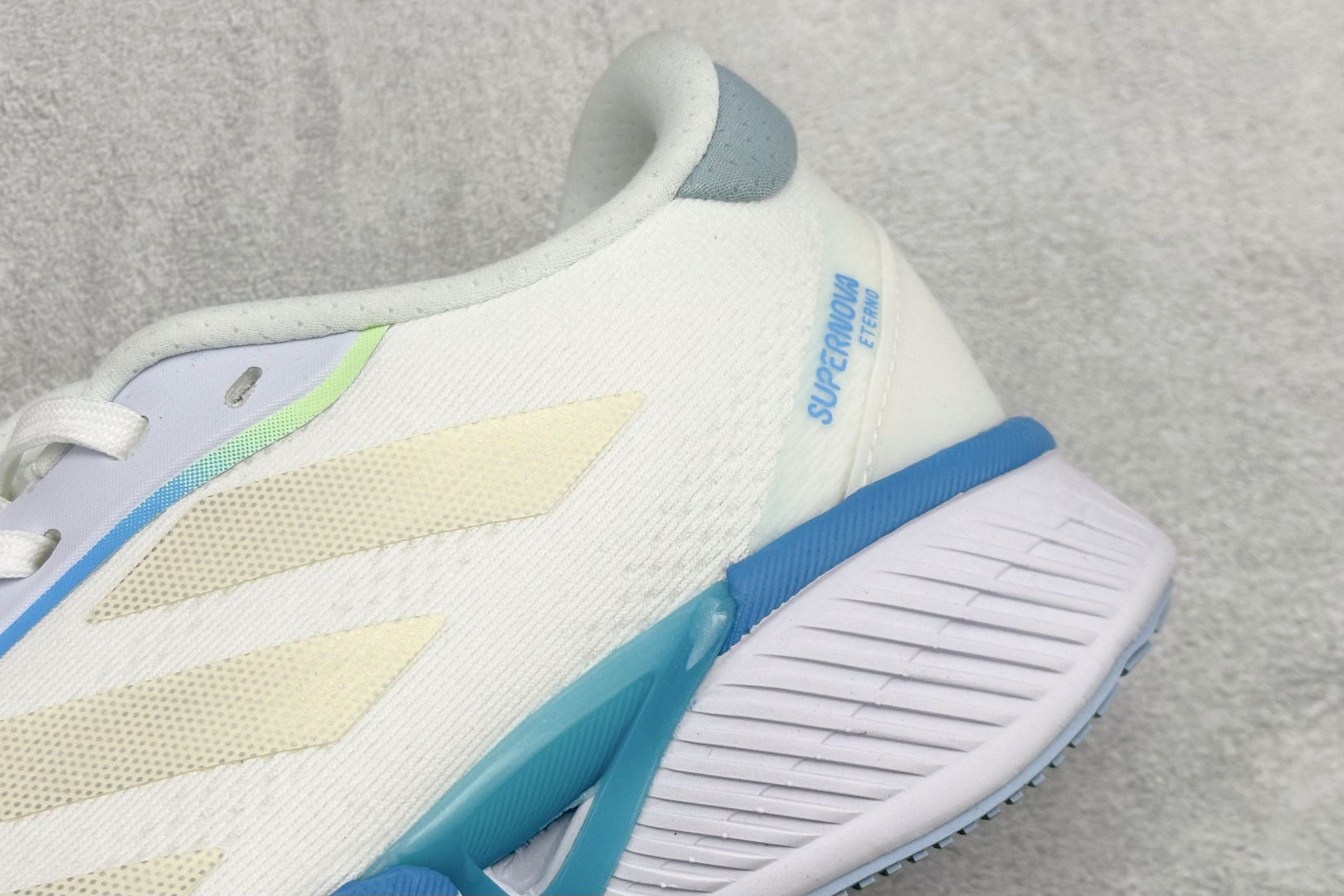 Adidas SUPERNOVA ETERNO 系列低帮轻量透气休闲运动慢跑鞋 ID1285