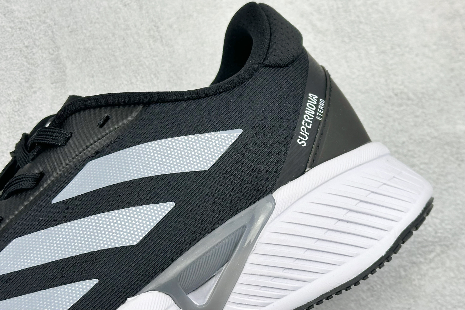 Adidas SUPERNOVA ETERNO 系列低帮轻量透气休闲运动慢跑鞋 IH0440