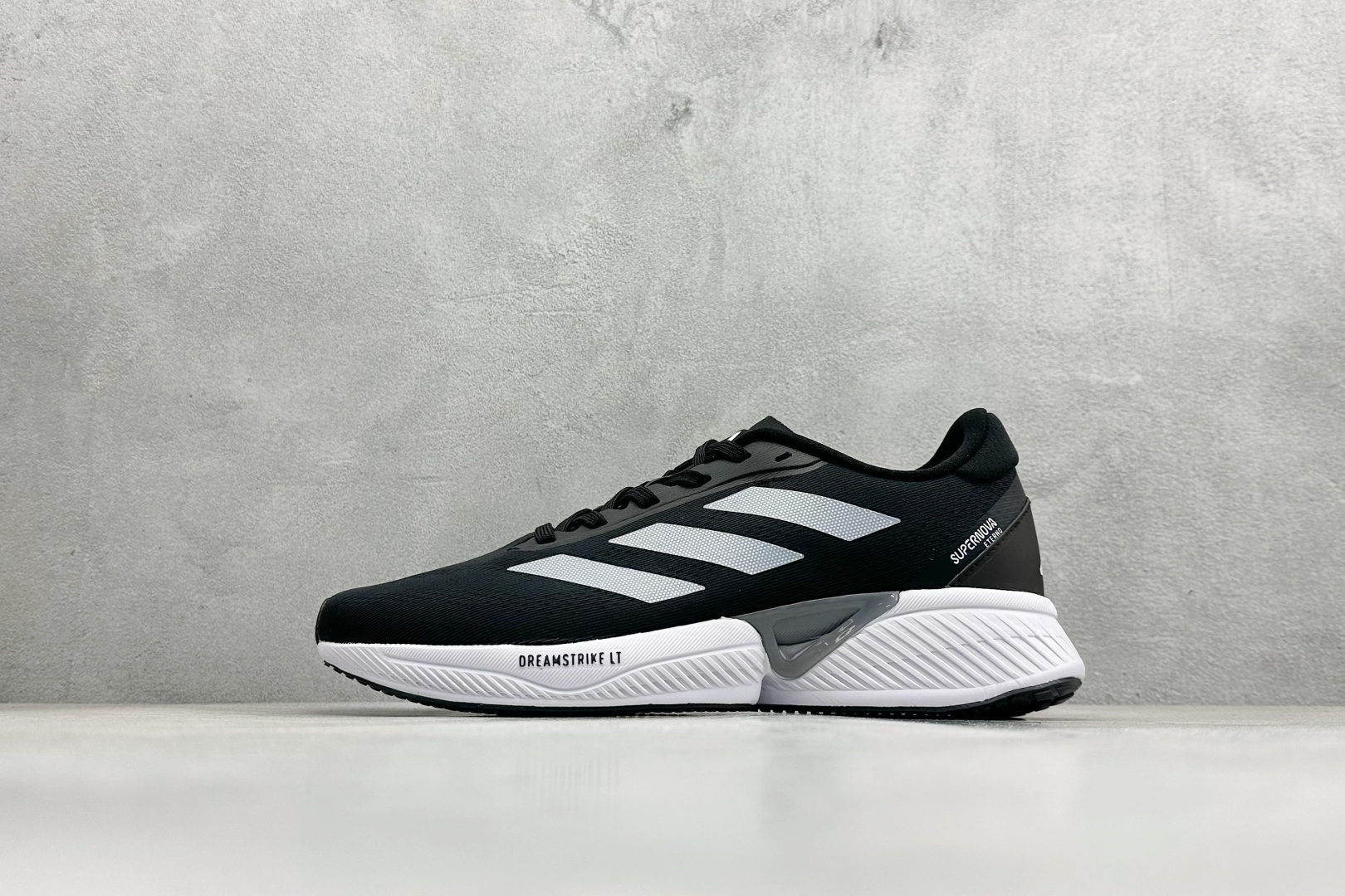 Adidas SUPERNOVA ETERNO 系列低帮轻量透气休闲运动慢跑鞋 IH0440