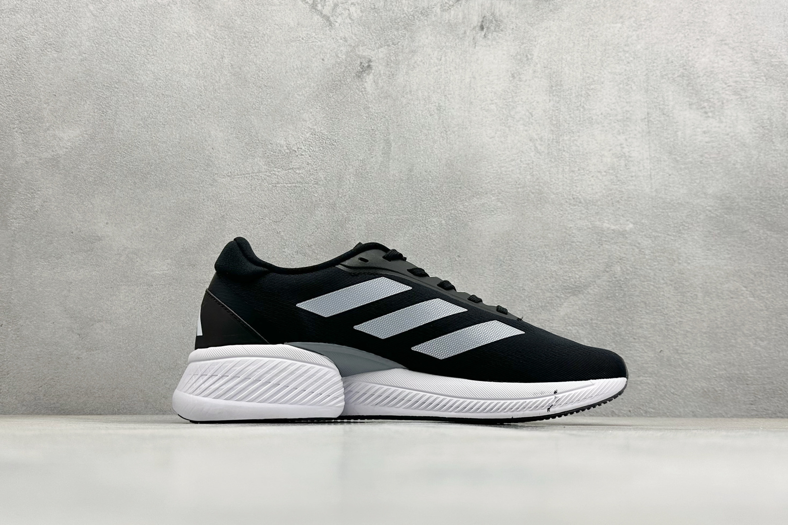Adidas SUPERNOVA ETERNO 系列低帮轻量透气休闲运动慢跑鞋 IH0440
