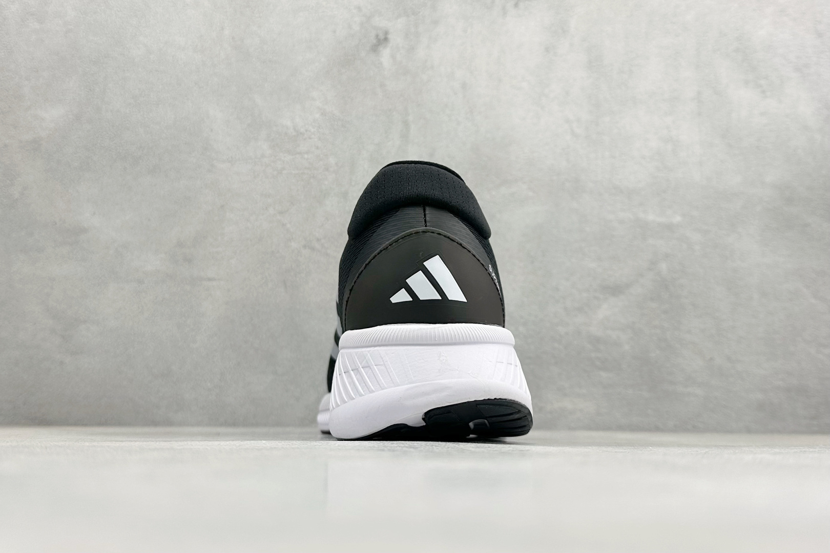 Adidas SUPERNOVA ETERNO 系列低帮轻量透气休闲运动慢跑鞋 IH0440