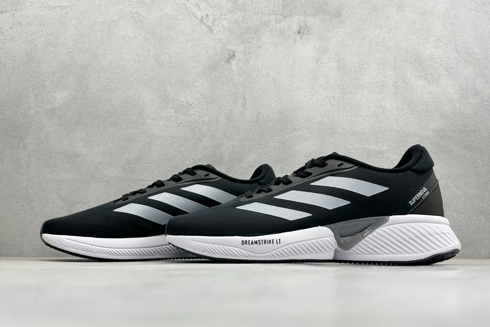Adidas SUPERNOVA ETERNO 系列低帮轻量透气休闲运动慢跑鞋 IH0440