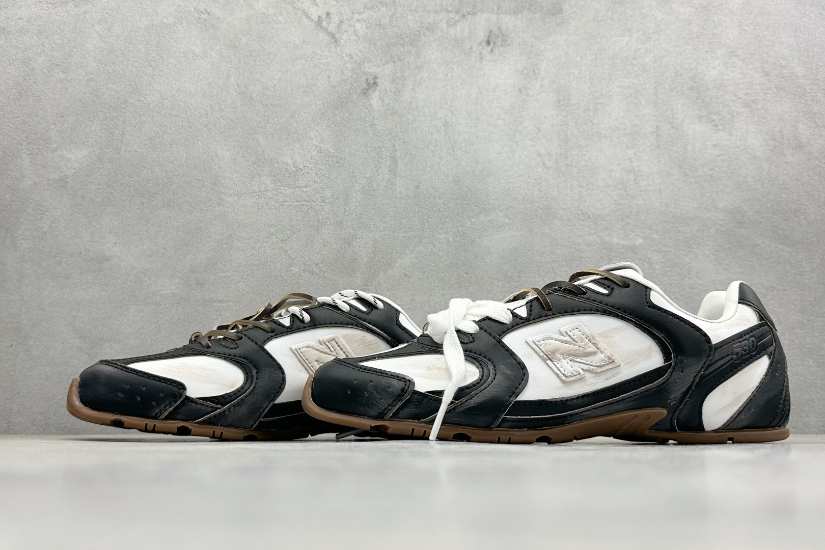 J版 Miu Miu x New Balance联名款运动鞋 New Balance 530 学院风 联名款只保留了旧版NB530 J版 Miu Miu x New Balance联名款运动鞋 New Balance 530 学院风 联名款只保留了旧版NB530