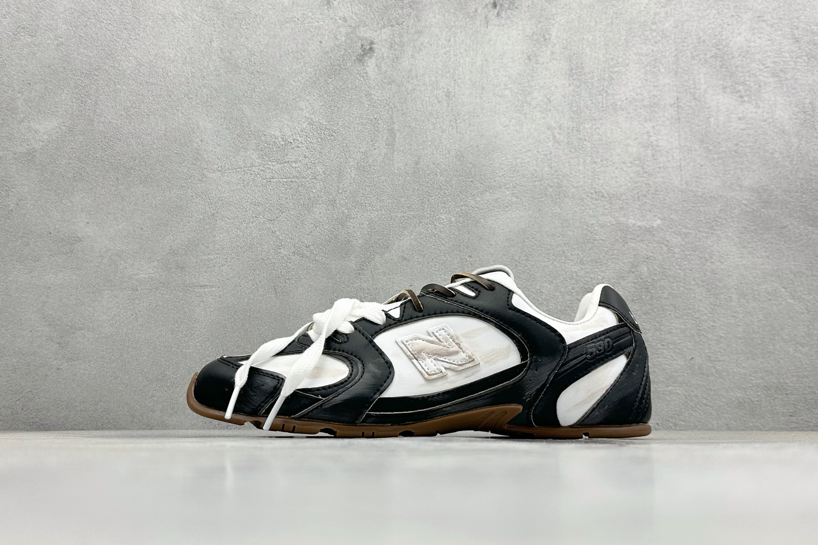 J版 Miu Miu x New Balance联名款运动鞋 New Balance 530 学院风 联名款只保留了旧版NB530 J版 Miu Miu x New Balance联名款运动鞋 New Balance 530 学院风 联名款只保留了旧版NB530