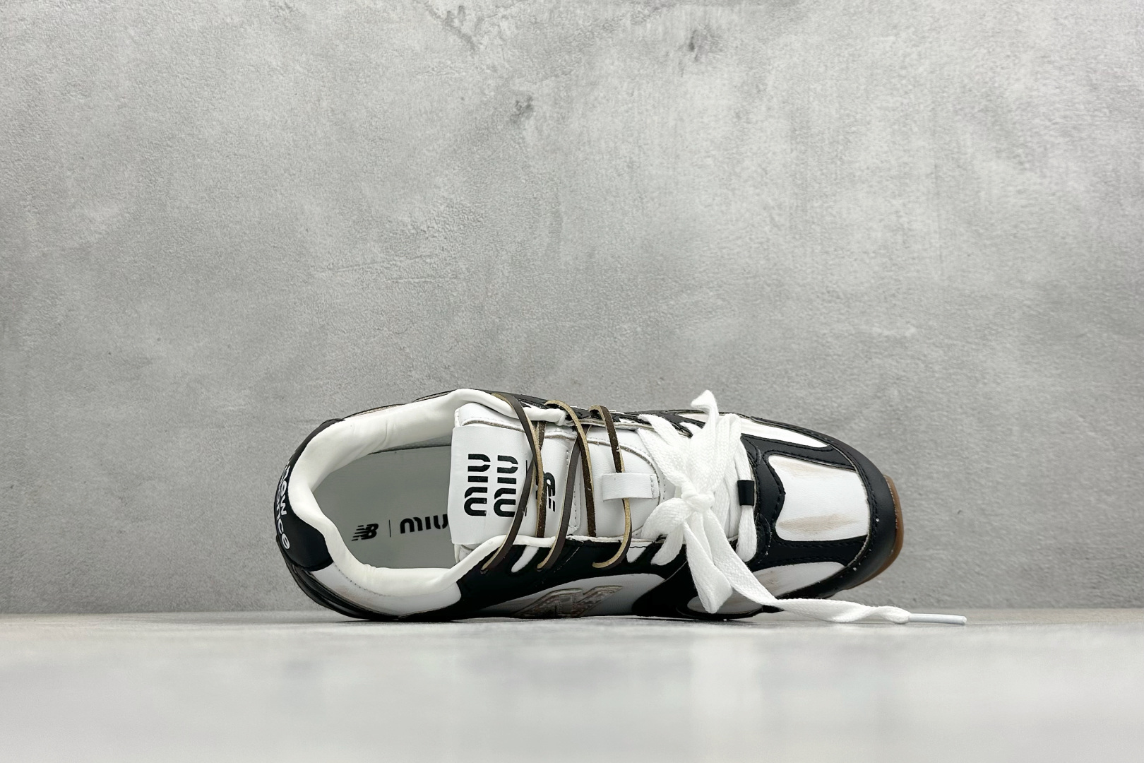 J版 Miu Miu x New Balance联名款运动鞋 New Balance 530 学院风 联名款只保留了旧版NB530 J版 Miu Miu x New Balance联名款运动鞋 New Balance 530 学院风 联名款只保留了旧版NB530