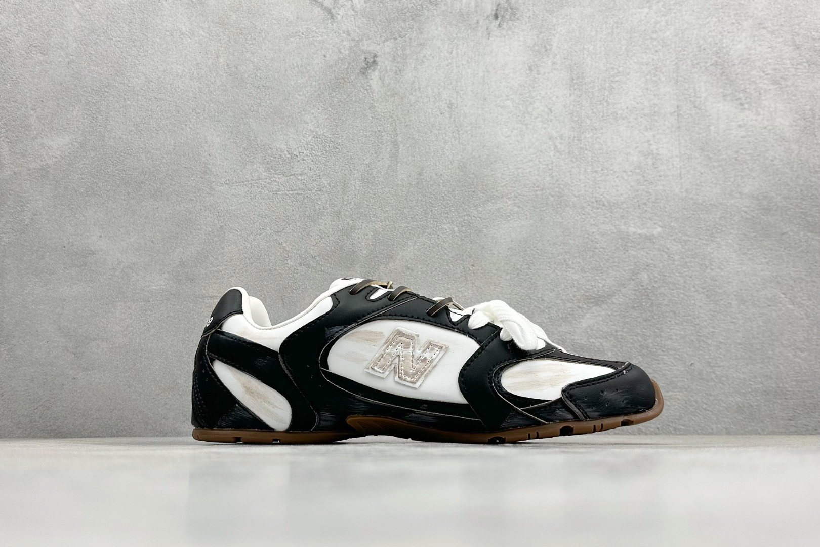 J版 Miu Miu x New Balance联名款运动鞋 New Balance 530 学院风 联名款只保留了旧版NB530 J版 Miu Miu x New Balance联名款运动鞋 New Balance 530 学院风 联名款只保留了旧版NB530