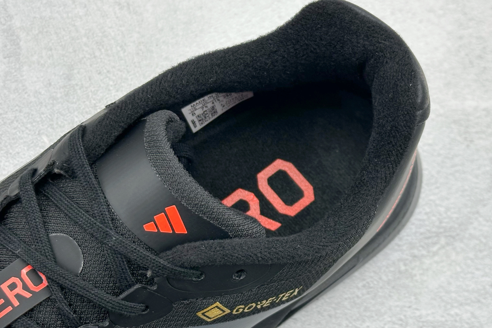 AD Adizero Boston 13 透气网布竞速跑鞋 JQ9828 AD Adizero Boston 13 透气网布竞速跑鞋 JQ9828
