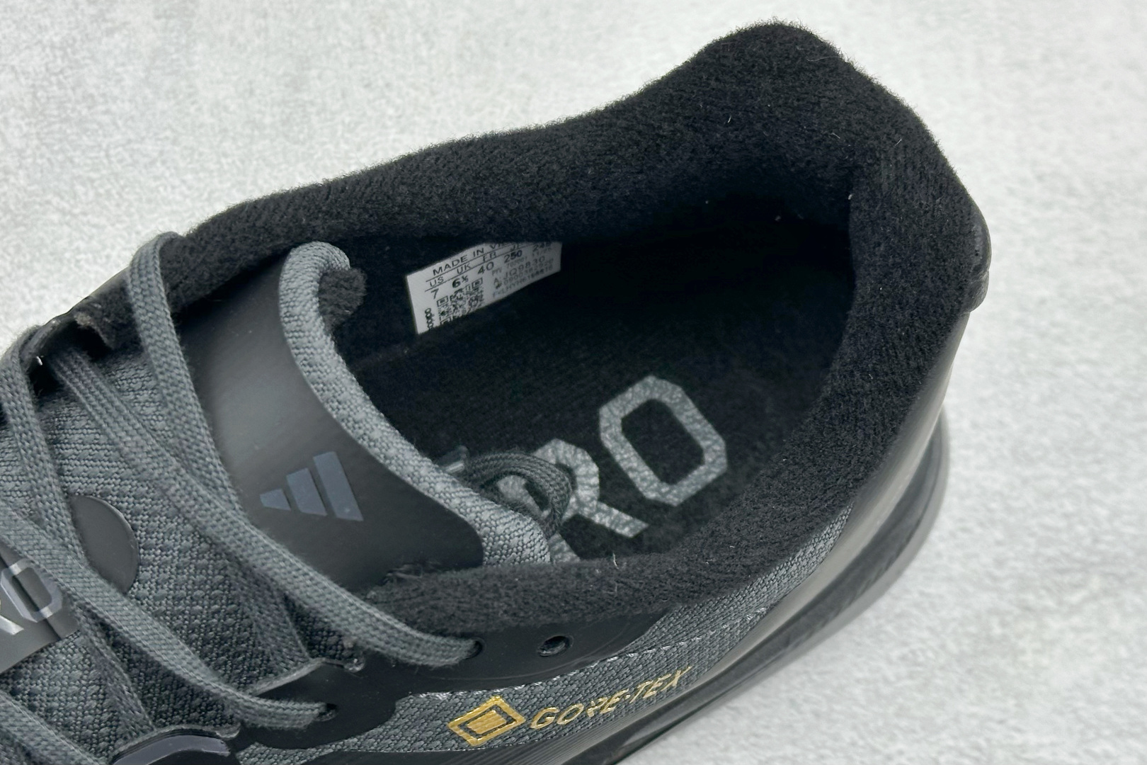 AD Adizero Boston 13 透气网布竞速跑鞋 JQ9830 AD Adizero Boston 13 透气网布竞速跑鞋 JQ9830