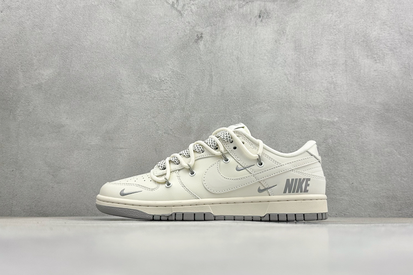 Nike SB Dunk Low 米灰三勾绑绳 周年高端定制 低帮休闲板鞋 JP2026-103 Nike SB Dunk Low 米灰三勾绑绳 周年高端定制 低帮休闲板鞋 JP2026-103