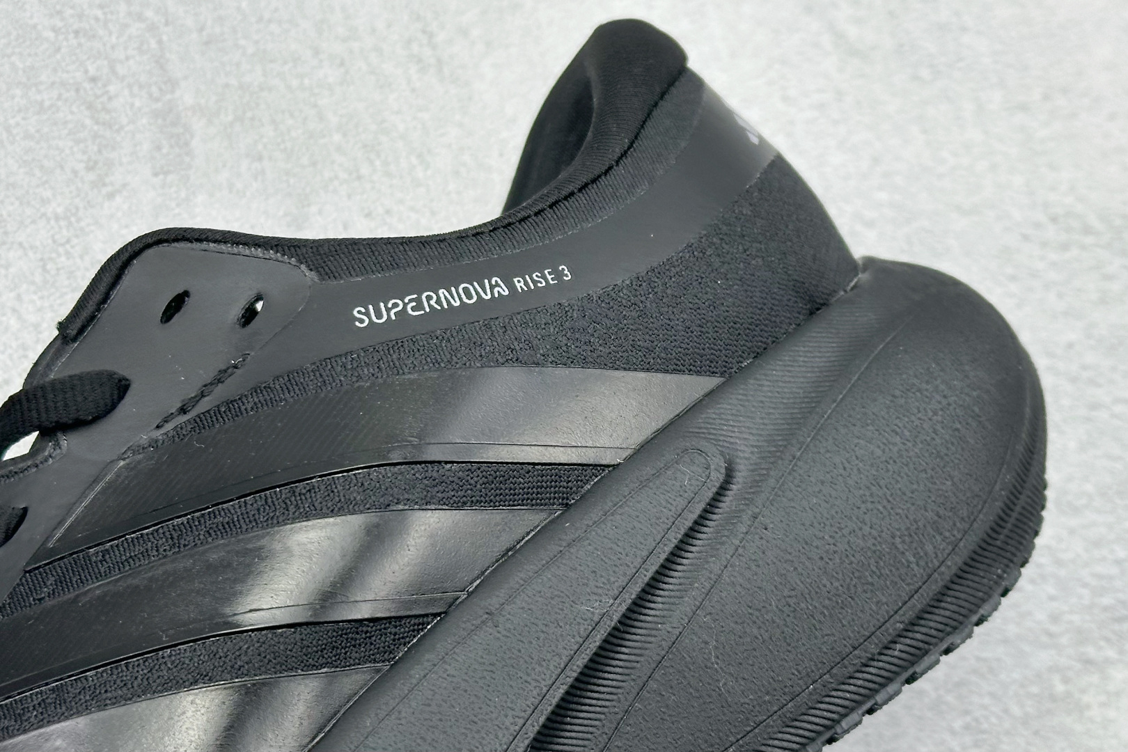 Adidas Supernova Solutione 3 M 阿迪透气缓震跑步鞋 KK1204 Adidas Supernova Solutione 3 M 阿迪透气缓震跑步鞋 KK1204