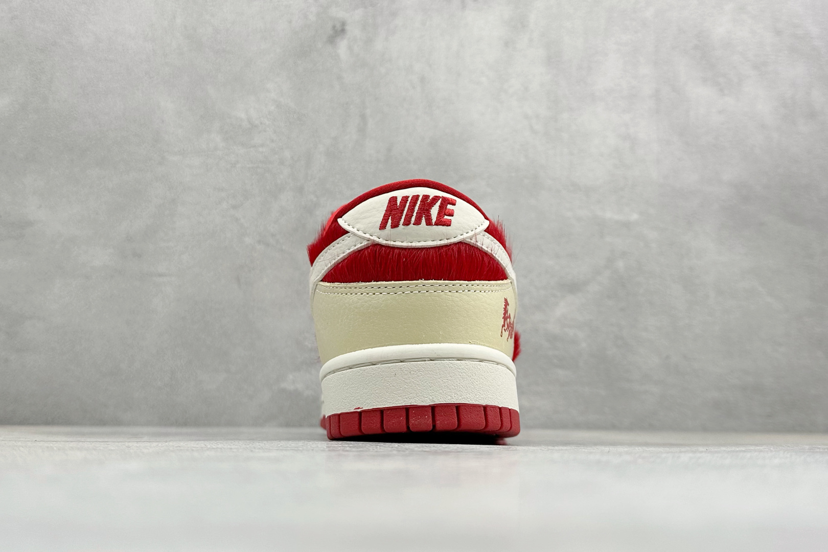 Nike SB Dunk Low“ 马年限定------白红马毛” 特殊定制材料 高端定制 低帮休闲板鞋 DS6608-020 Nike SB Dunk Low“ 马年限定------白红马毛” 特殊定制材料 高端定制 低帮休闲板鞋 DS6608-020