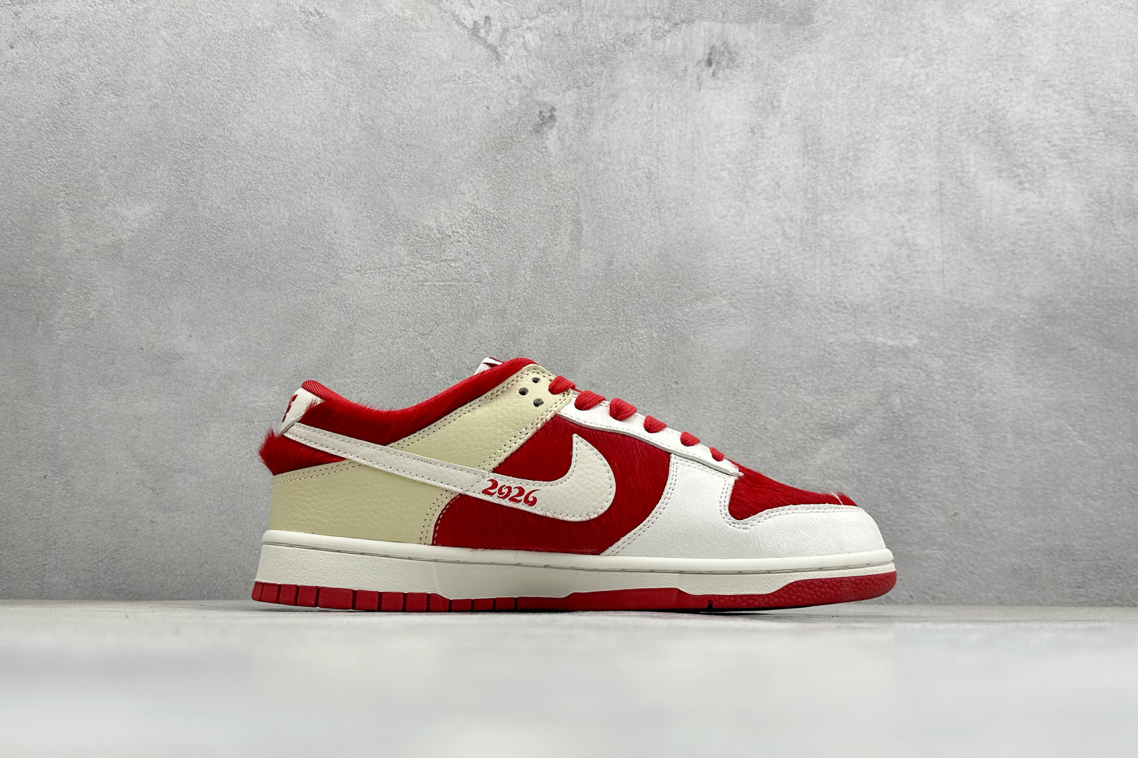 Nike SB Dunk Low“ 马年限定------白红马毛” 特殊定制材料 高端定制 低帮休闲板鞋 DS6608-020 Nike SB Dunk Low“ 马年限定------白红马毛” 特殊定制材料 高端定制 低帮休闲板鞋 DS6608-020