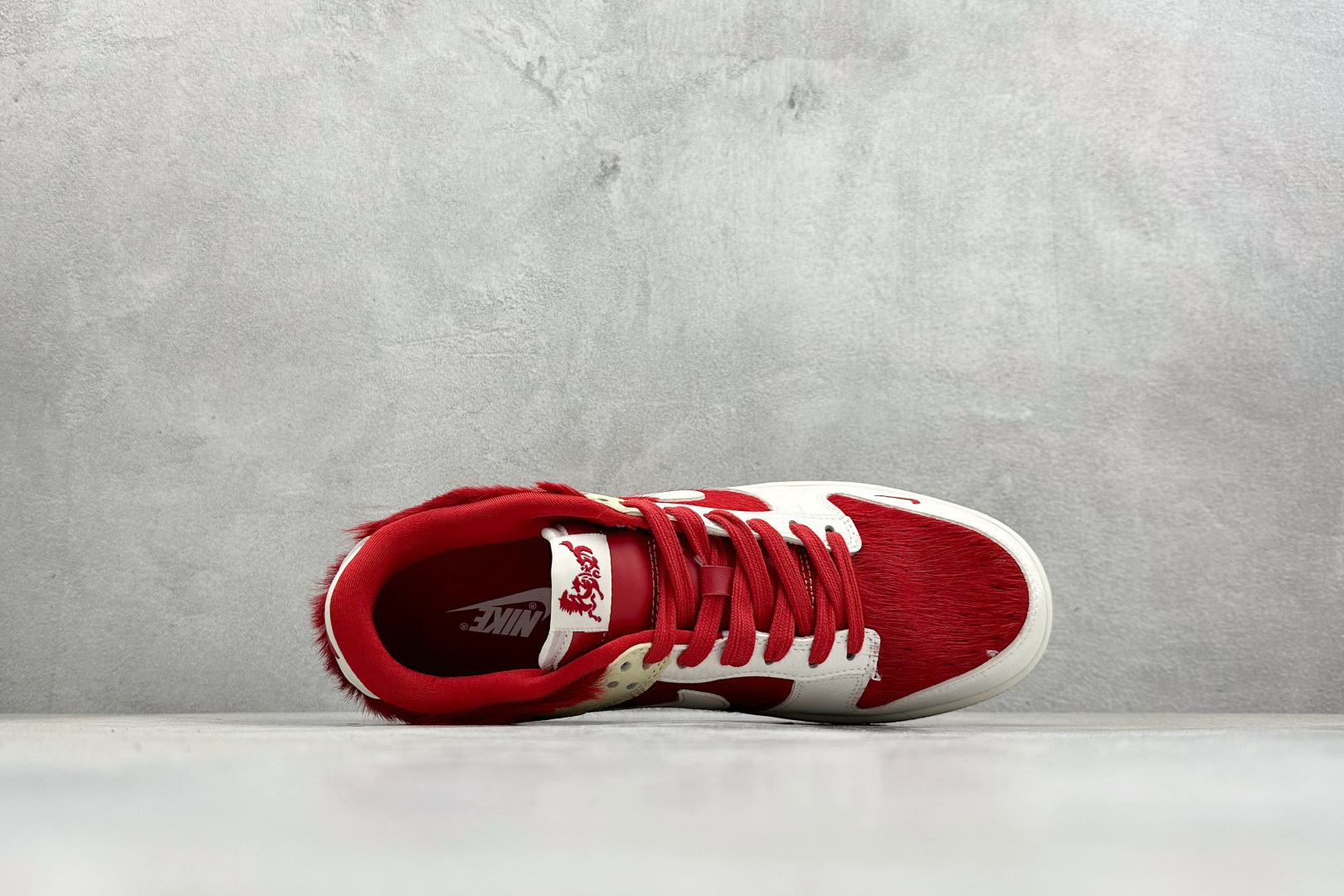 Nike SB Dunk Low“ 马年限定------白红马毛” 特殊定制材料 高端定制 低帮休闲板鞋 DS6608-020 Nike SB Dunk Low“ 马年限定------白红马毛” 特殊定制材料 高端定制 低帮休闲板鞋 DS6608-020