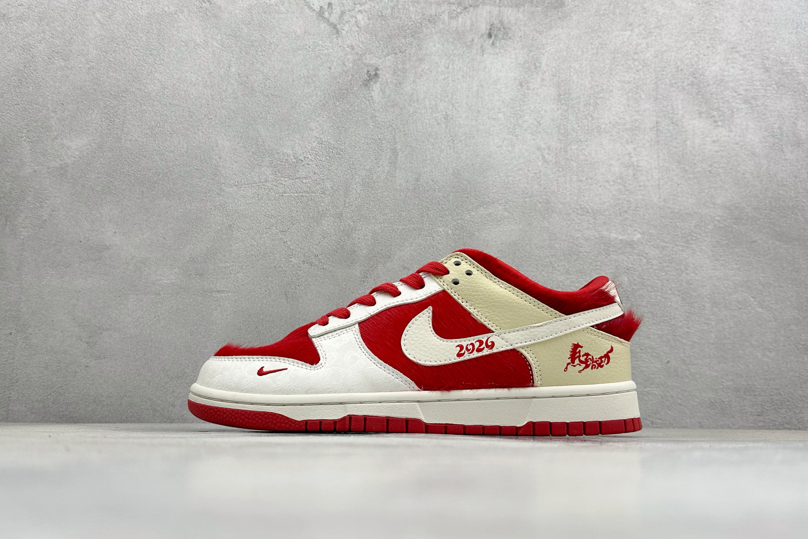 Nike SB Dunk Low“ 马年限定——白红马毛” 特殊定制材料 高端定制 低帮休闲板鞋 DS6608-020 Nike SB Dunk Low“ 马年限定——白红马毛” 特殊定制材料 高端定制 低帮休闲板鞋 DS6608-020