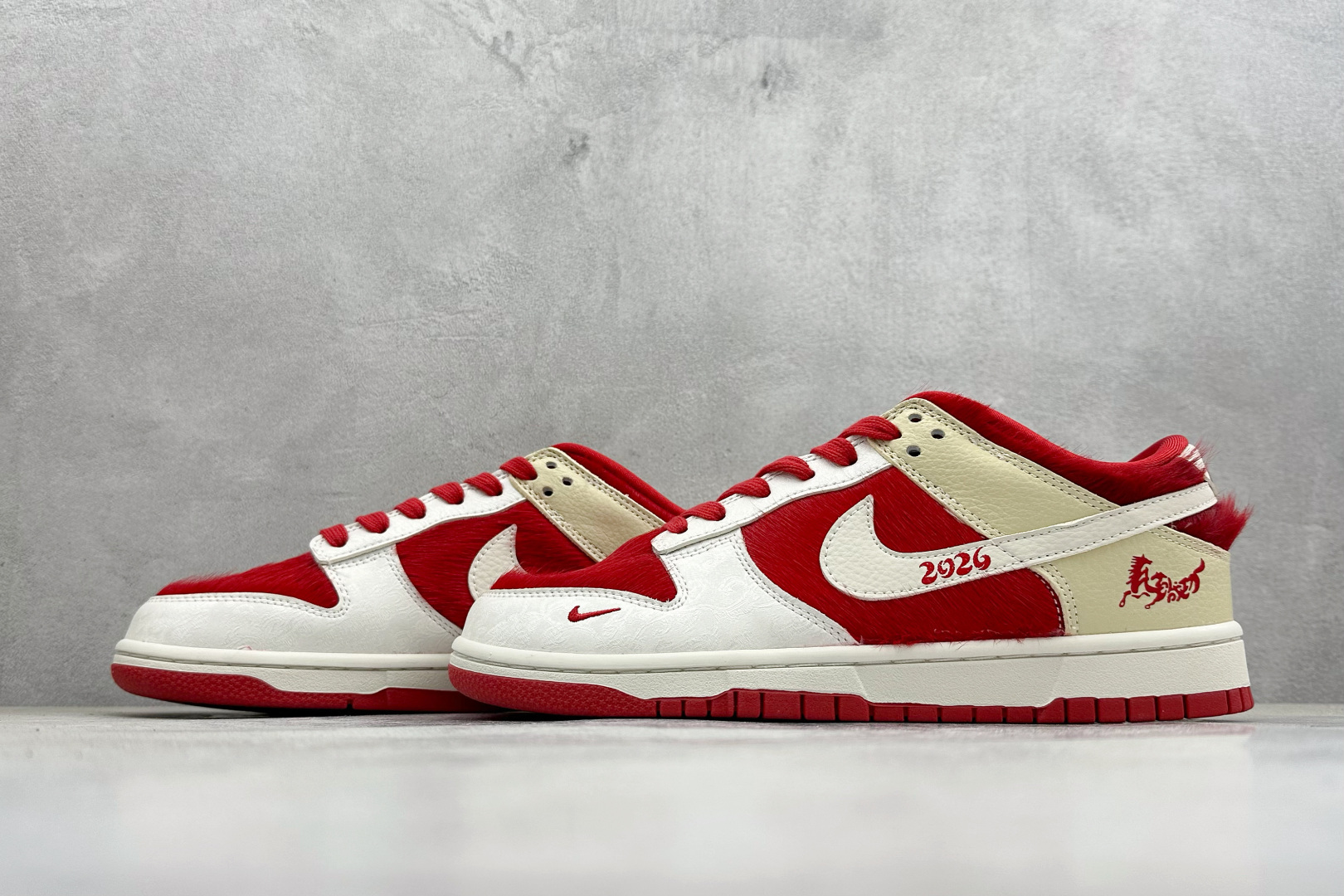 Nike SB Dunk Low“ 马年限定------白红马毛” 特殊定制材料 高端定制 低帮休闲板鞋 DS6608-020 Nike SB Dunk Low“ 马年限定------白红马毛” 特殊定制材料 高端定制 低帮休闲板鞋 DS6608-020