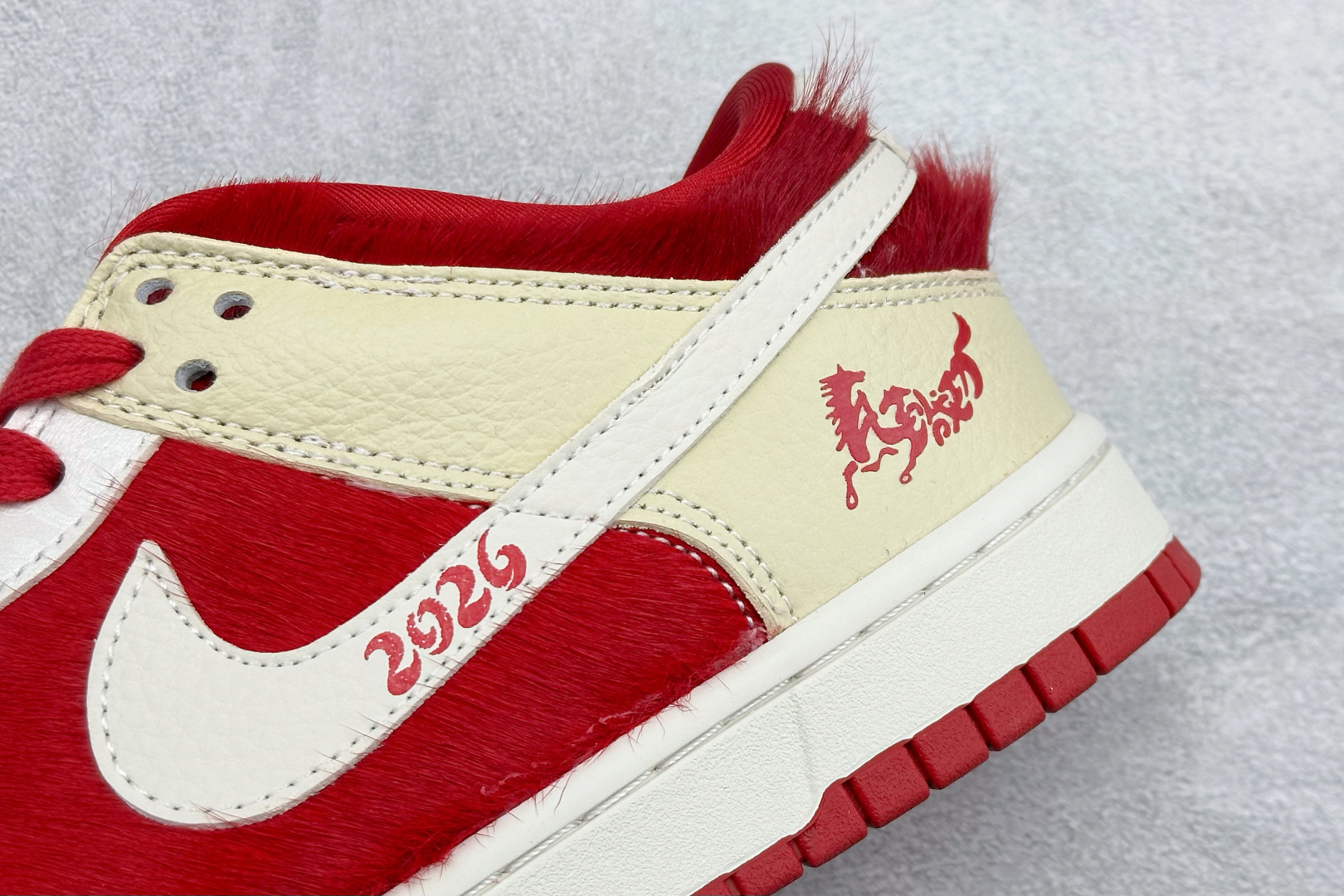 Nike SB Dunk Low“ 马年限定------白红马毛” 特殊定制材料 高端定制 低帮休闲板鞋 DS6608-020 Nike SB Dunk Low“ 马年限定------白红马毛” 特殊定制材料 高端定制 低帮休闲板鞋 DS6608-020