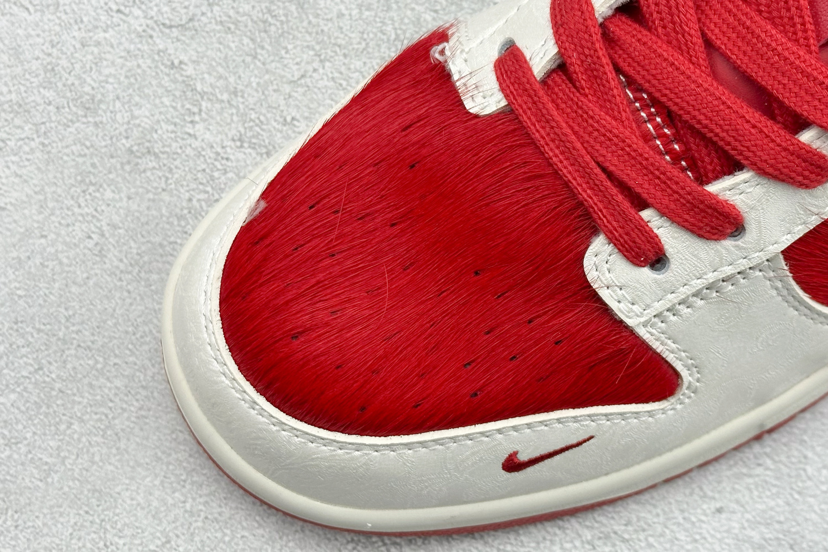 Nike SB Dunk Low“ 马年限定------白红马毛” 特殊定制材料 高端定制 低帮休闲板鞋 DS6608-020 Nike SB Dunk Low“ 马年限定------白红马毛” 特殊定制材料 高端定制 低帮休闲板鞋 DS6608-020