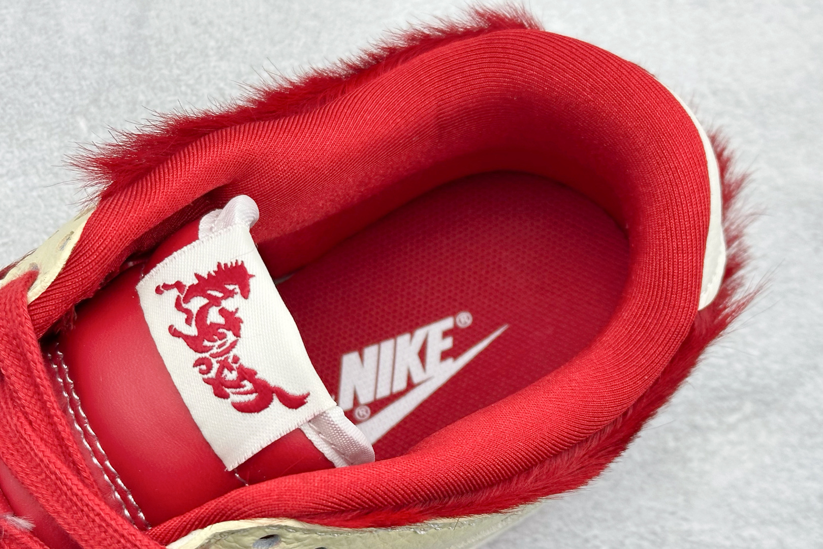 Nike SB Dunk Low“ 马年限定------白红马毛” 特殊定制材料 高端定制 低帮休闲板鞋 DS6608-020 Nike SB Dunk Low“ 马年限定------白红马毛” 特殊定制材料 高端定制 低帮休闲板鞋 DS6608-020