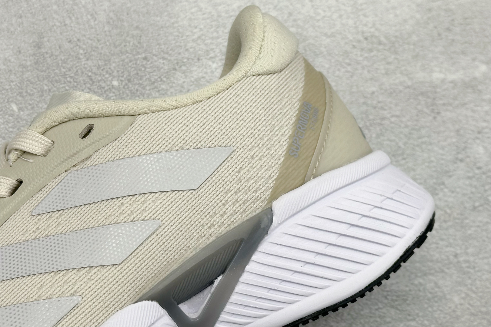 Adidas SUPERNOVA ETERNO 系列低帮轻量透气休闲运动慢跑鞋 IH0441
