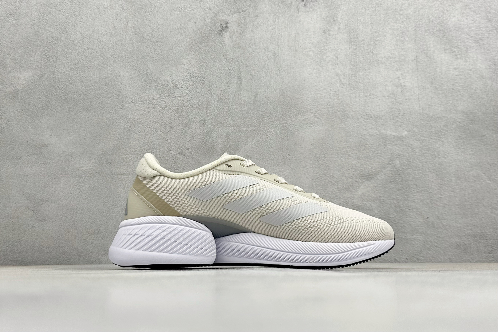 Adidas SUPERNOVA ETERNO 系列低帮轻量透气休闲运动慢跑鞋 IH0441