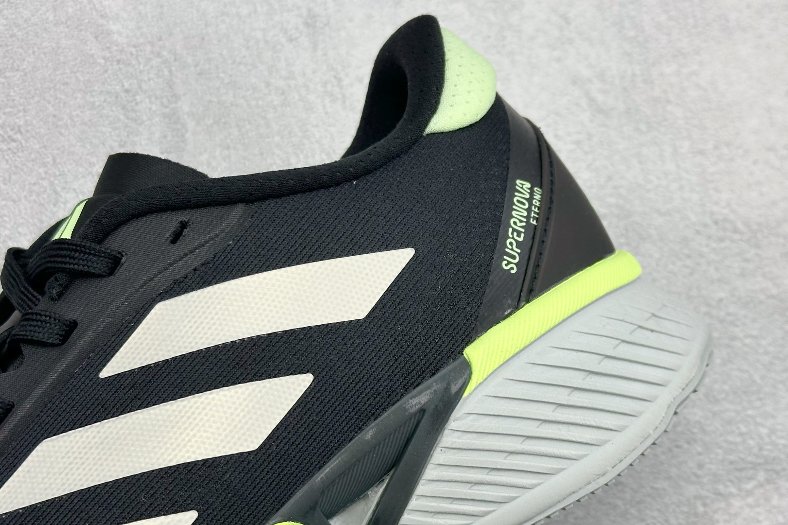 Adidas SUPERNOVA ETERNO 系列低帮轻量透气休闲运动慢跑鞋 IH0434