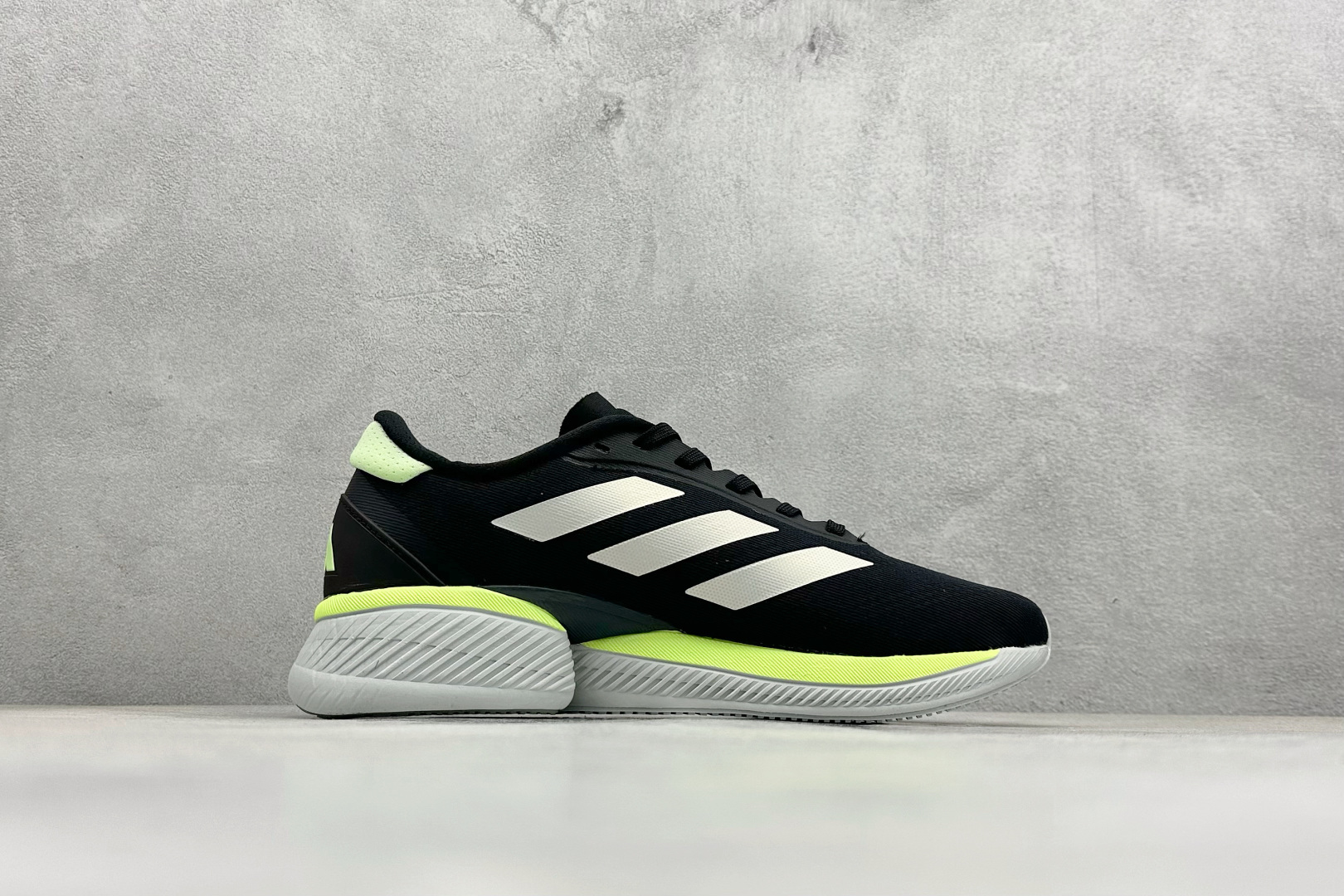 Adidas SUPERNOVA ETERNO 系列低帮轻量透气休闲运动慢跑鞋 IH0434