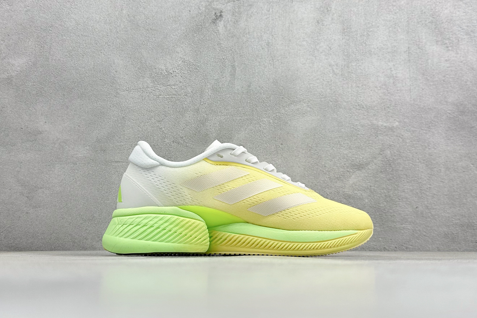 Adidas SUPERNOVA ETERNO 系列低帮轻量透气休闲运动慢跑鞋 IH0444