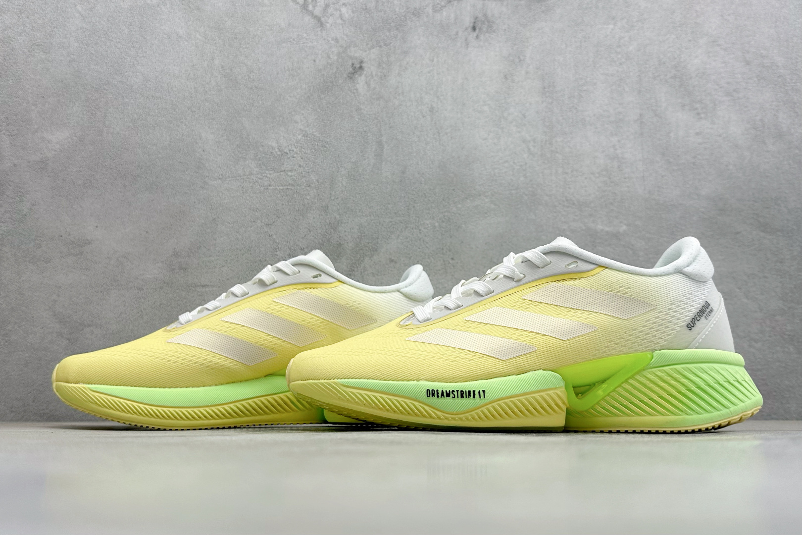 Adidas SUPERNOVA ETERNO 系列低帮轻量透气休闲运动慢跑鞋 IH0444