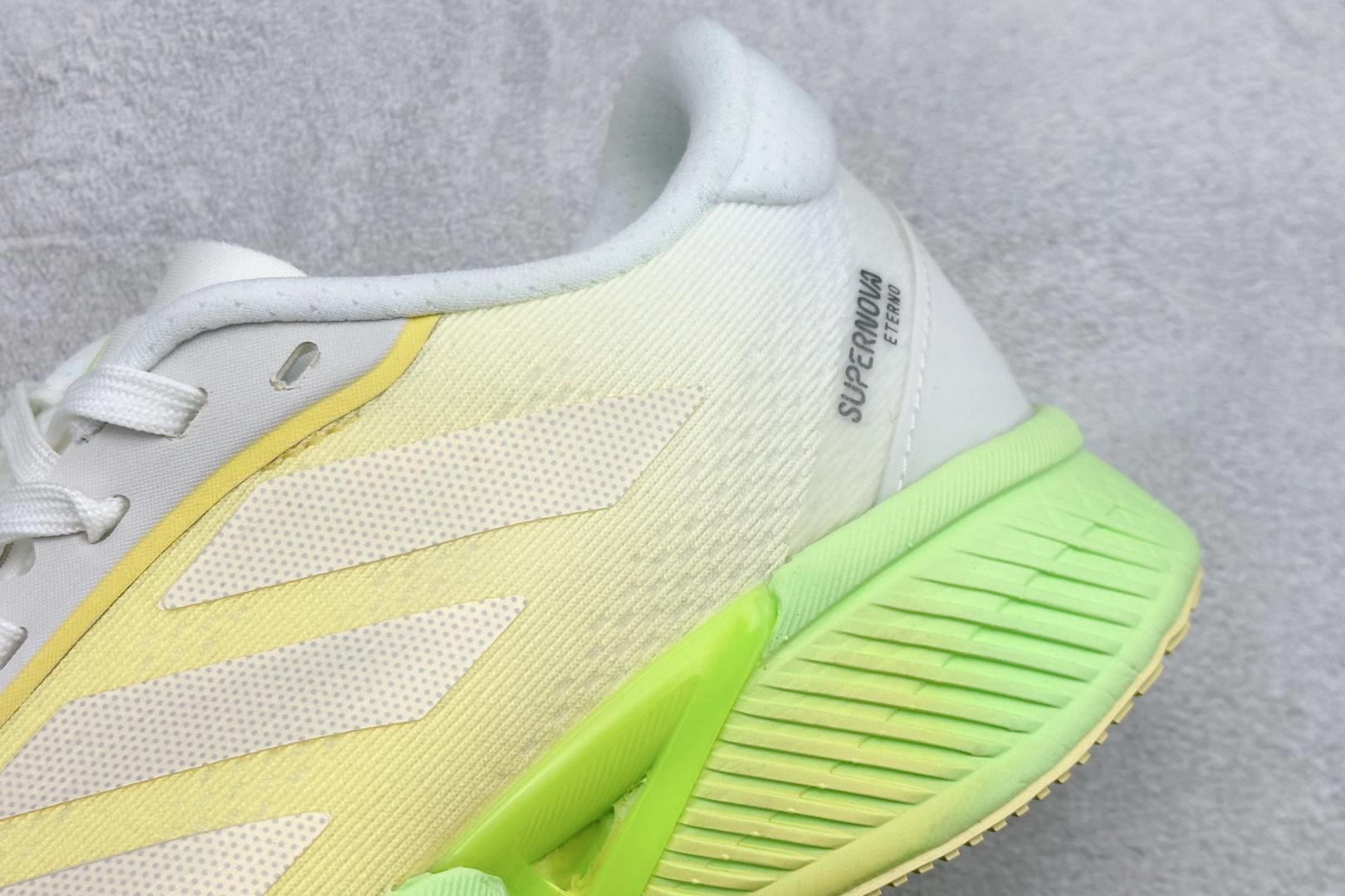 Adidas SUPERNOVA ETERNO 系列低帮轻量透气休闲运动慢跑鞋 IH0444