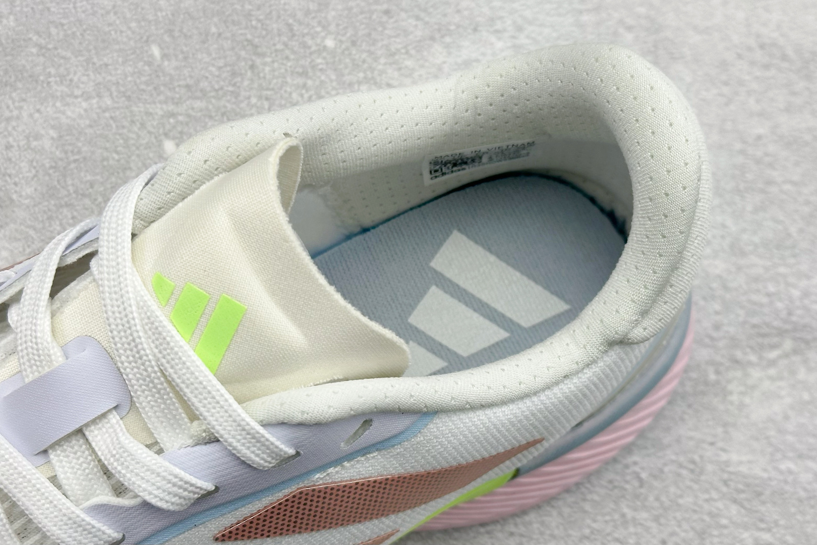 Adidas SUPERNOVA ETERNO 系列低帮轻量透气休闲运动慢跑鞋 IH0445