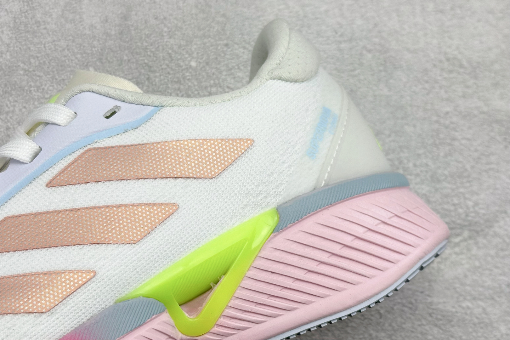 Adidas SUPERNOVA ETERNO 系列低帮轻量透气休闲运动慢跑鞋 IH0445