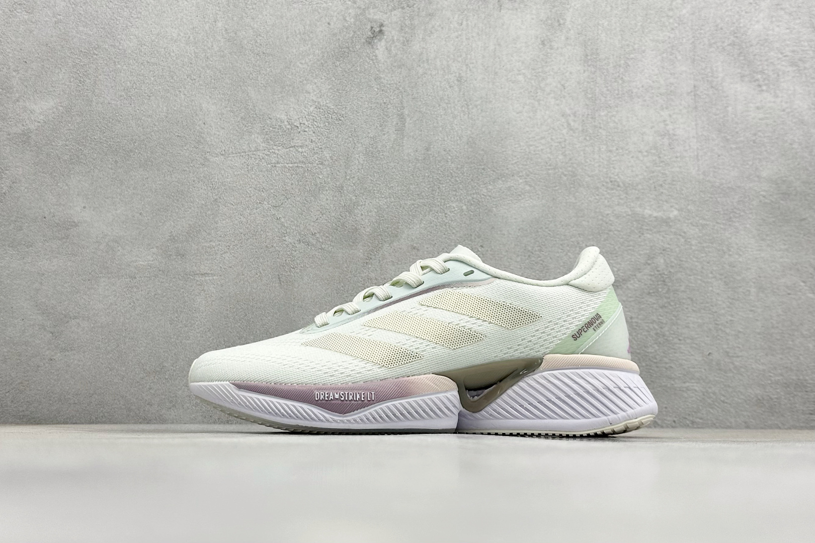 Adidas SUPERNOVA ETERNO 系列低帮轻量透气休闲运动慢跑鞋 IH0443