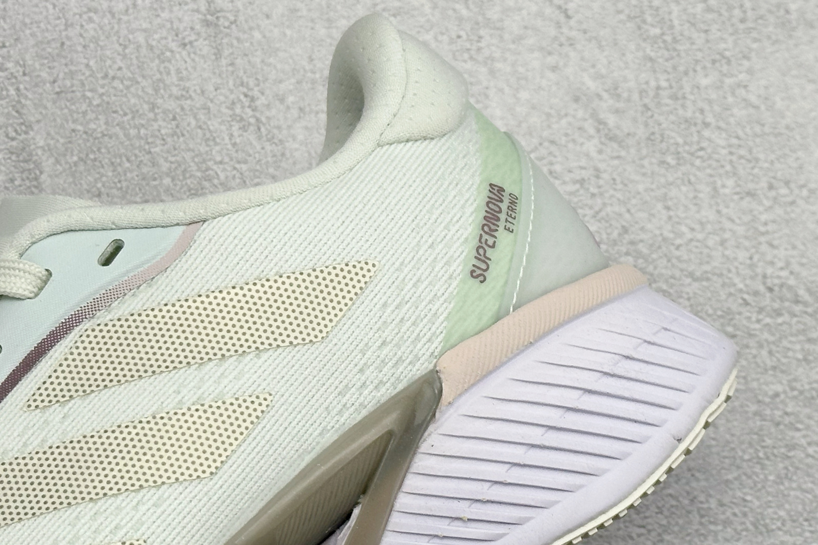 Adidas SUPERNOVA ETERNO 系列低帮轻量透气休闲运动慢跑鞋 IH0443
