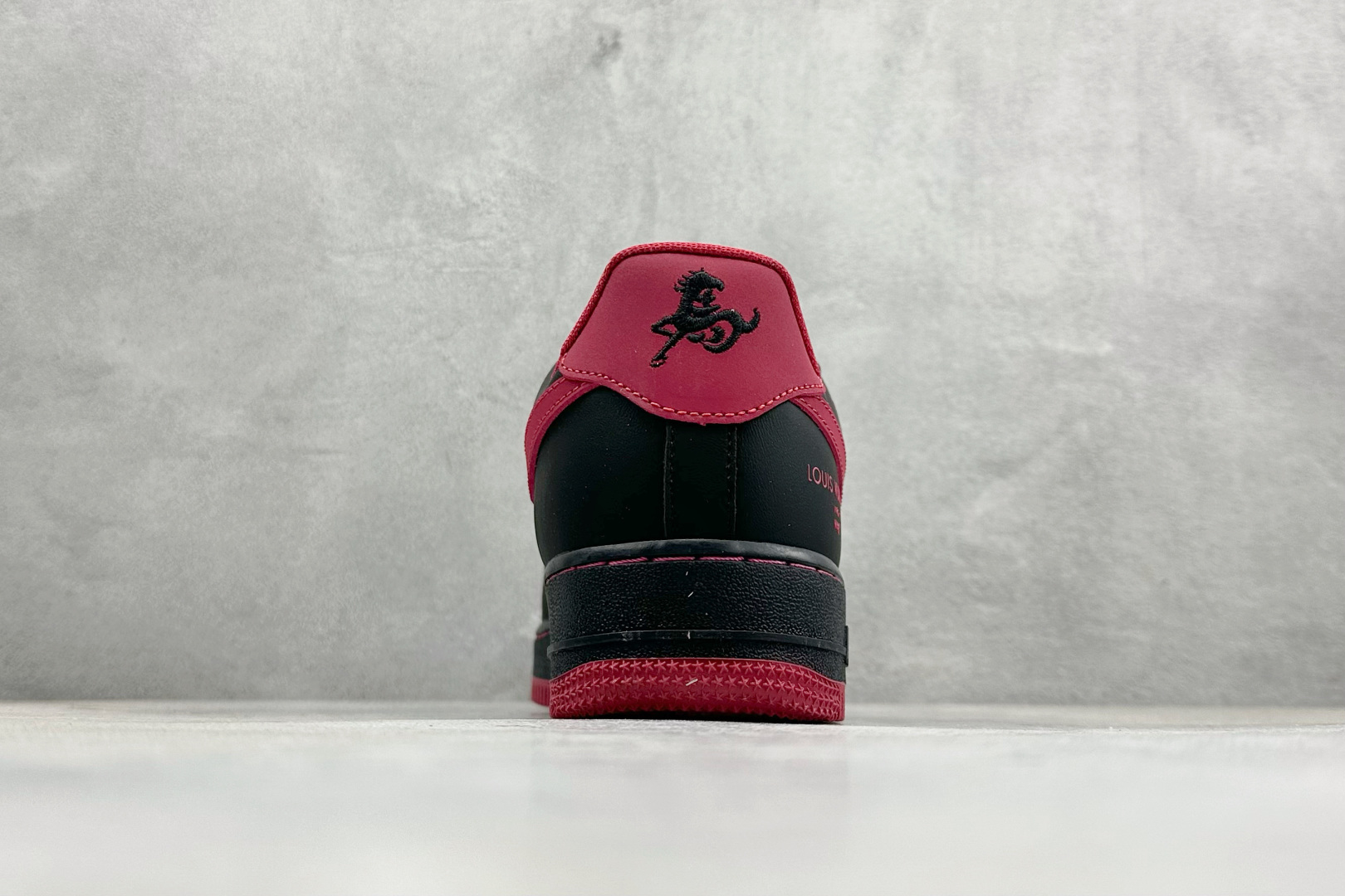 SC版NIke Air Force 1 '07 Low “马年限定--墨黑玫红” 空军一号低帮 运动鞋 FV3694-102 SC版NIke Air Force 1 '07 Low “马年限定--墨黑玫红” 空军一号低帮 运动鞋 FV3694-102
