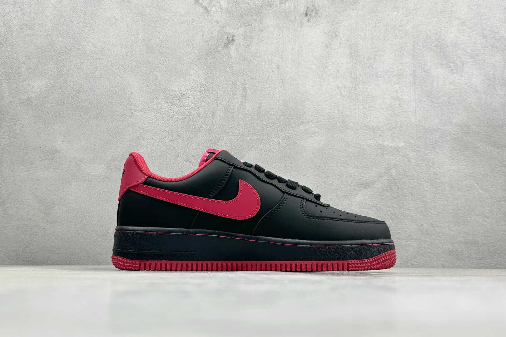 SC版NIke Air Force 1 '07 Low “马年限定--墨黑玫红” 空军一号低帮 运动鞋 FV3694-102 SC版NIke Air Force 1 '07 Low “马年限定--墨黑玫红” 空军一号低帮 运动鞋 FV3694-102