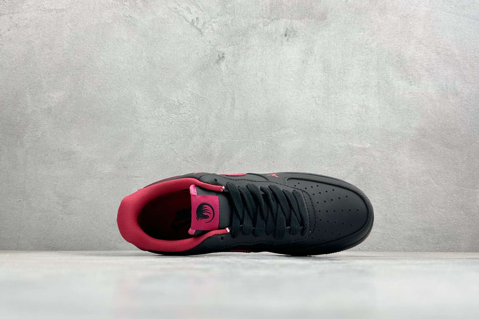 SC版NIke Air Force 1 '07 Low “马年限定--墨黑玫红” 空军一号低帮 运动鞋 FV3694-102 SC版NIke Air Force 1 '07 Low “马年限定--墨黑玫红” 空军一号低帮 运动鞋 FV3694-102