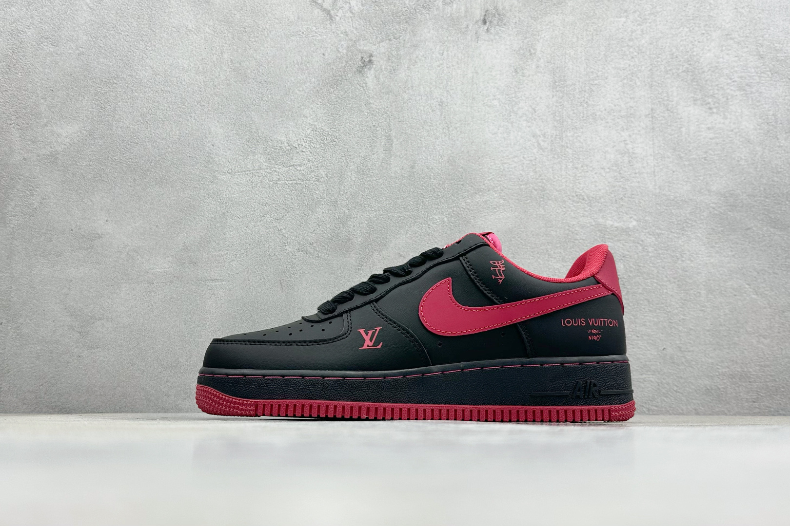 SC版NIke Air Force 1 ’07 Low “马年限定–墨黑玫红” 空军一号低帮 运动鞋 FV3694-102 SC版NIke Air Force 1 ’07 Low “马年限定–墨黑玫红” 空军一号低帮 运动鞋 FV3694-102