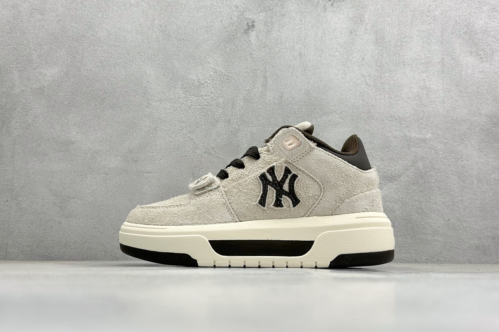 MLB Chunky Liner Mid Hairy 纽约洋基队 增高厚底休闲跑鞋 3ASXH015N MLB Chunky Liner Mid Hairy 纽约洋基队 增高厚底休闲跑鞋 3ASXH015N