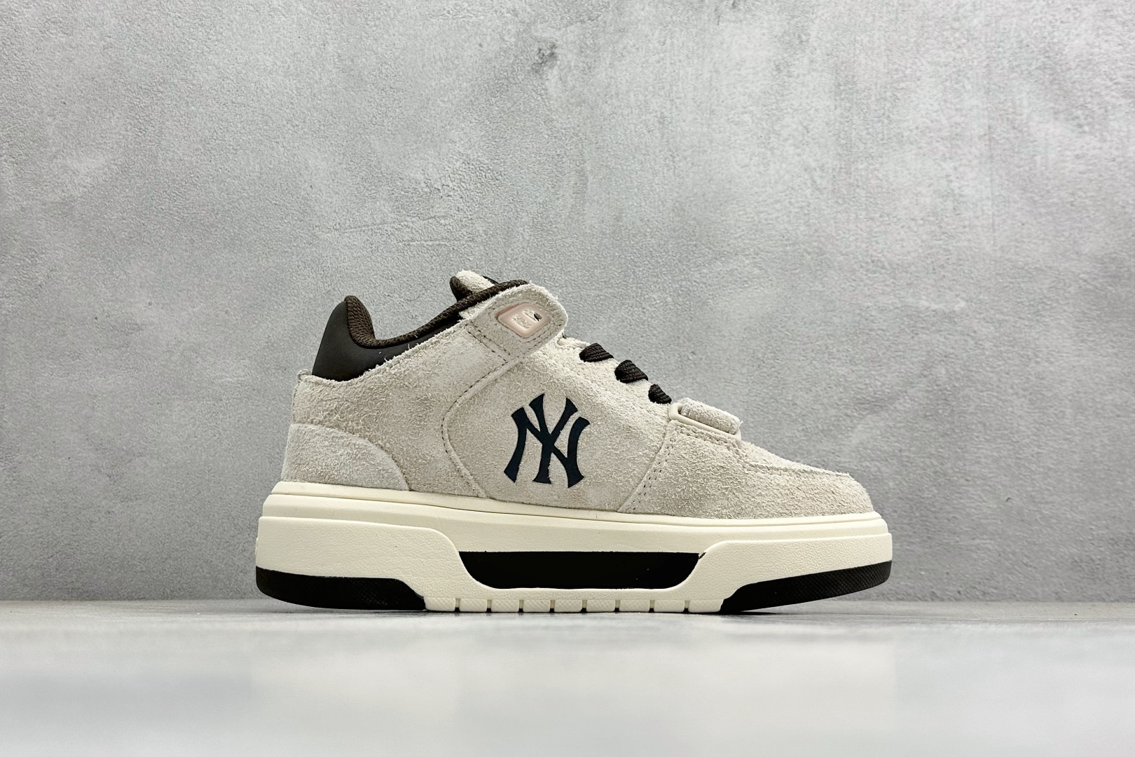 MLB Chunky Liner Mid Hairy 纽约洋基队 增高厚底休闲跑鞋 3ASXH015N MLB Chunky Liner Mid Hairy 纽约洋基队 增高厚底休闲跑鞋 3ASXH015N