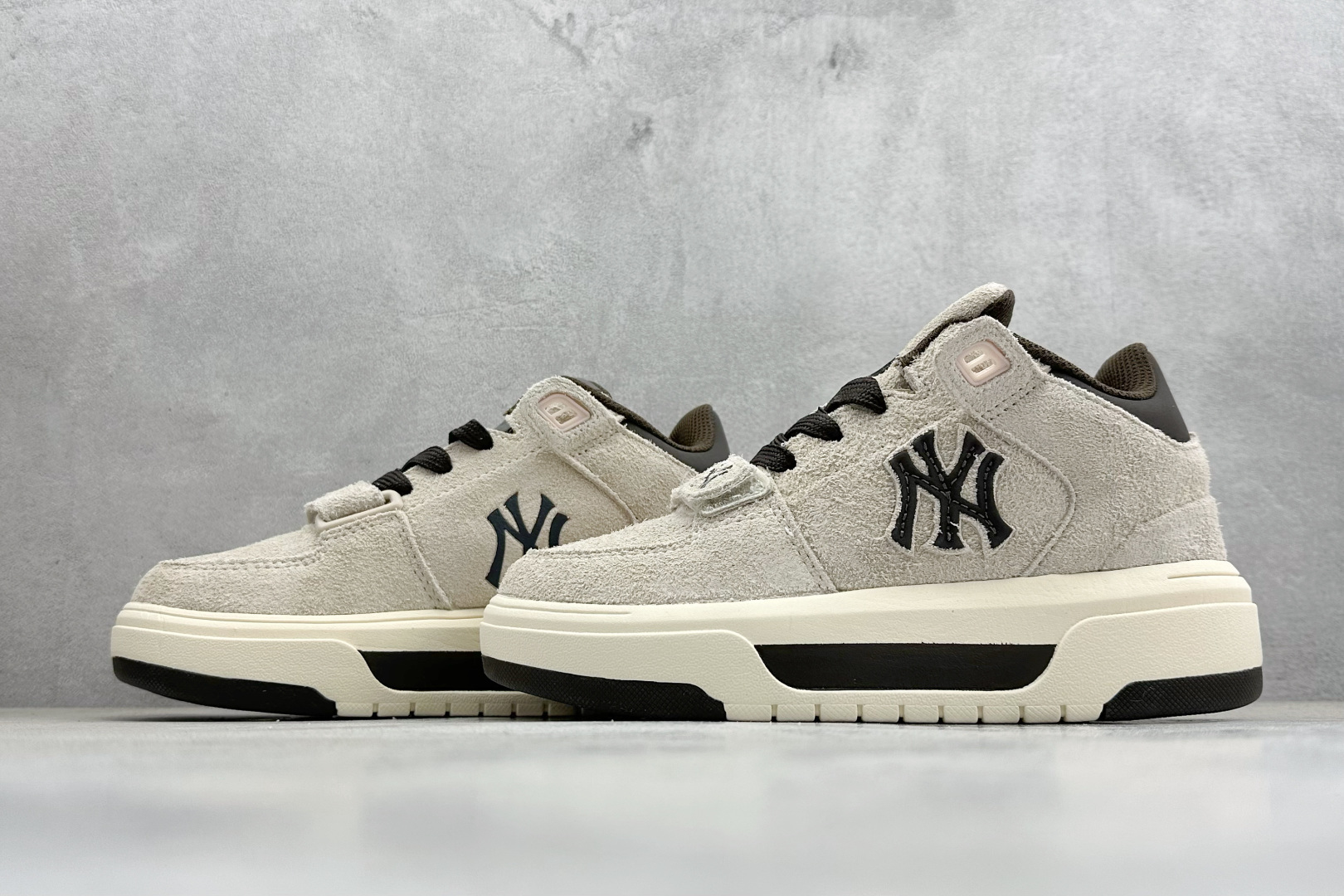 MLB Chunky Liner Mid Hairy 纽约洋基队 增高厚底休闲跑鞋 3ASXH015N MLB Chunky Liner Mid Hairy 纽约洋基队 增高厚底休闲跑鞋 3ASXH015N